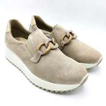 Carica l'immagine nel visualizzatore di Gallery, Enval 1274933 mocassino in pelle scamosciata con catena decorativa frontale
