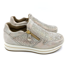 Carica l&#39;immagine nel visualizzatore di Gallery, Enval 1764522 taupe slip on donna con cerniera in pelle laminata con soletta estraibile in memory foam
