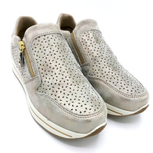 Carica l&#39;immagine nel visualizzatore di Gallery, Enval 1764522 taupe slip on donna con cerniera in pelle laminata e soletta estraibile in memory foam
