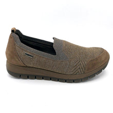 Carica l&#39;immagine nel visualizzatore di Gallery, Enval 2767233 taupe slip on donna in tessuto traspirante e impermeabile con soletta estraibile in memory foam
