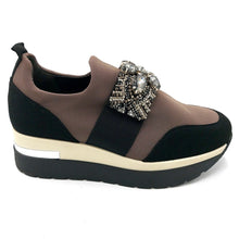 Carica l&#39;immagine nel visualizzatore di Gallery, Comart 9B4422 taupe sneakers slip on in tessuto con inseri in pelle scamosciata e gemme decorative
