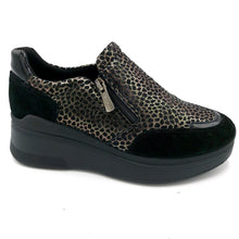 Carica l&#39;immagine nel visualizzatore di Gallery, Igi&amp;co 2656600 nero sneakers donna in pelle scamosciata con effetto animalier
