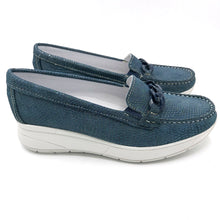 Carica l&#39;immagine nel visualizzatore di Gallery, Igi&amp;co 3650333 blu mocassino comodo donna in pelle stampata con accessorio catena. Tomaia in pelle fodera in pelle e sottopiede in pelle , suola in gomma
