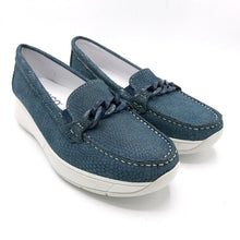 Carica l&#39;immagine nel visualizzatore di Gallery, Igi&amp;co 3650333 blu mocassino comodo donna in pelle stampata con accessorio catena. Tomaia in pelle fodera in pelle e sottopiede in pelle , suola in gomma
