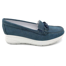 Carica l&#39;immagine nel visualizzatore di Gallery, Igi&amp;co 3650333 blu mocassino comodo donna in pelle stampata con accessorio catena. Tomaia in pelle fodera in pelle e sottopiede in pelle , suola in gomma
