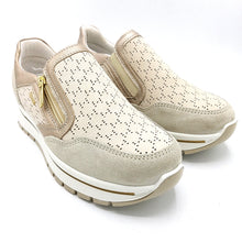 Carica l&#39;immagine nel visualizzatore di Gallery, Igi&amp;co 3660255 beige sneakers donna con chiusura a zip con tomaia in nabuk e riporti in pelle e camoscio, soletta estraibile in memory foam e suola in gomma
