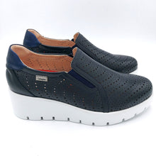 Carica l&#39;immagine nel visualizzatore di Gallery, Callaghan 32103 blu slip on donna in pelle traforata con soletta estraibile
