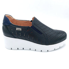 Carica l&#39;immagine nel visualizzatore di Gallery, Callaghan 32103 blu slip on donna in pelle traforata con soletta estraibile
