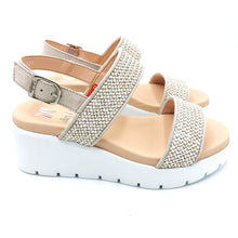 Carica l&#39;immagine nel visualizzatore di Gallery, Callaghan 32001 beige sandalo donna con doppia fascia in tessuto con riporti in pelle scamosciata e zeppa in gomma di 6 cm
