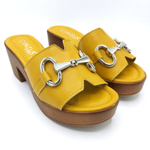 Carica l&#39;immagine nel visualizzatore di Gallery, Cinzia soft IAF203350 giallo ciabatta donna in pelle con applicazione in metallo
