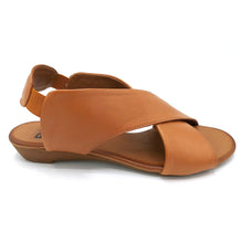 Carica l&#39;immagine nel visualizzatore di Gallery, Bueno WL2408 cuoio sandalo donna incrociato in pelle con zeppa ba di 2 cm

