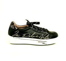 Carica l&#39;immagine nel visualizzatore di Gallery, Bueno wr 1904 nero sneakers in pelle con scritta la dolce vita
