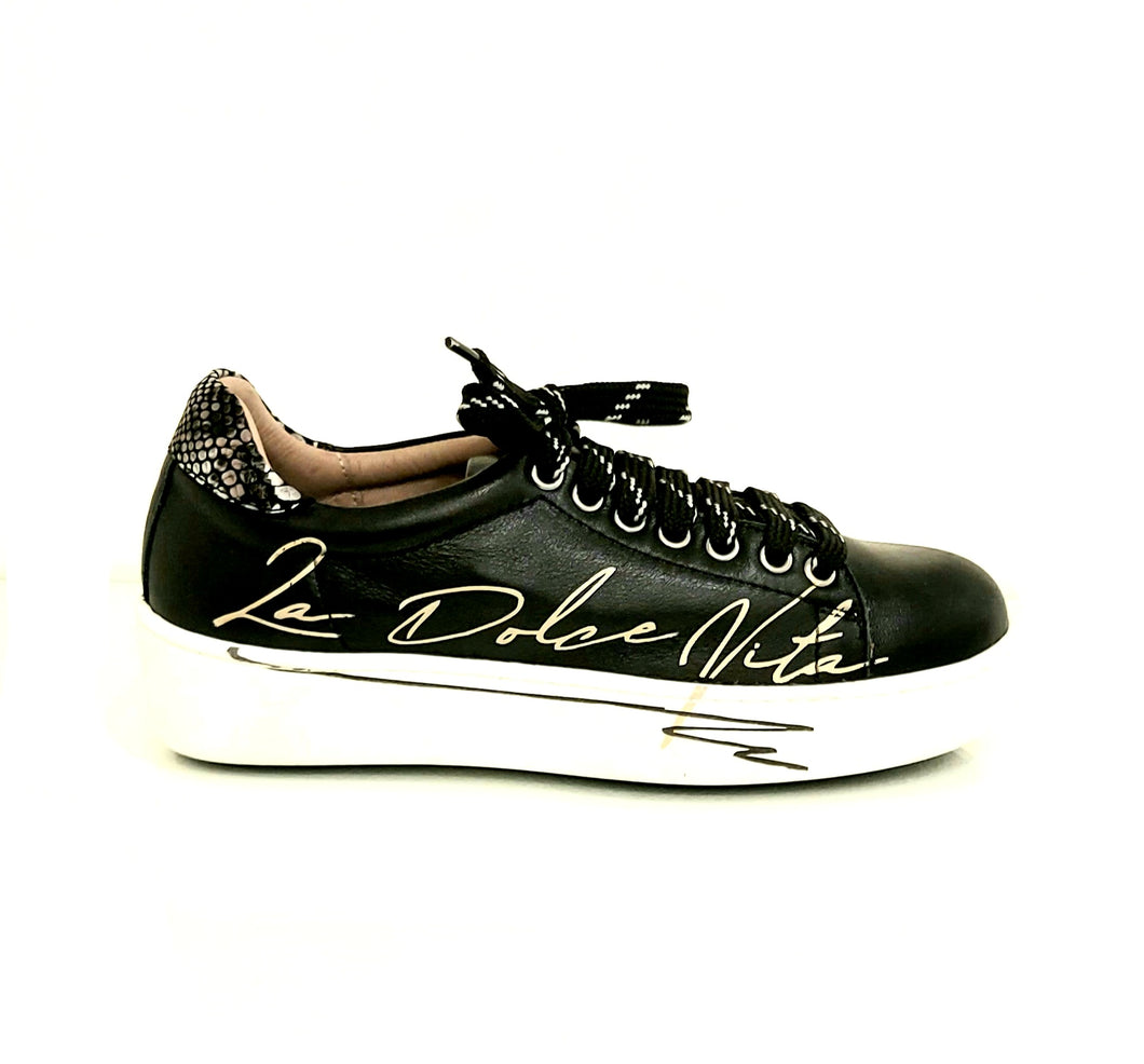 Bueno wr 1904 nero sneakers in pelle con scritta la dolce vita